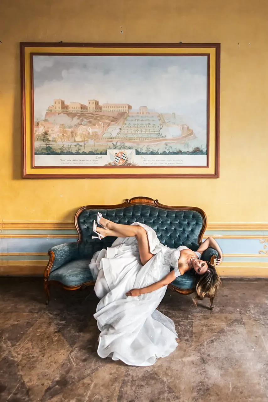 Sposa distesa su un divano in una sala storica
