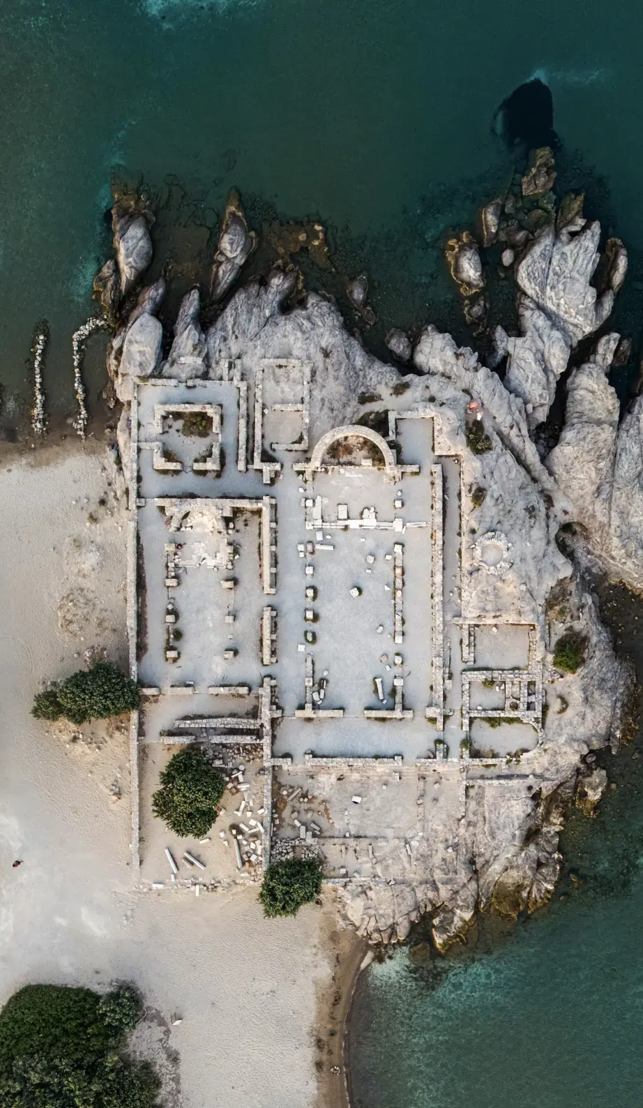 Veduta aerea di ruderi sul mare cristallino