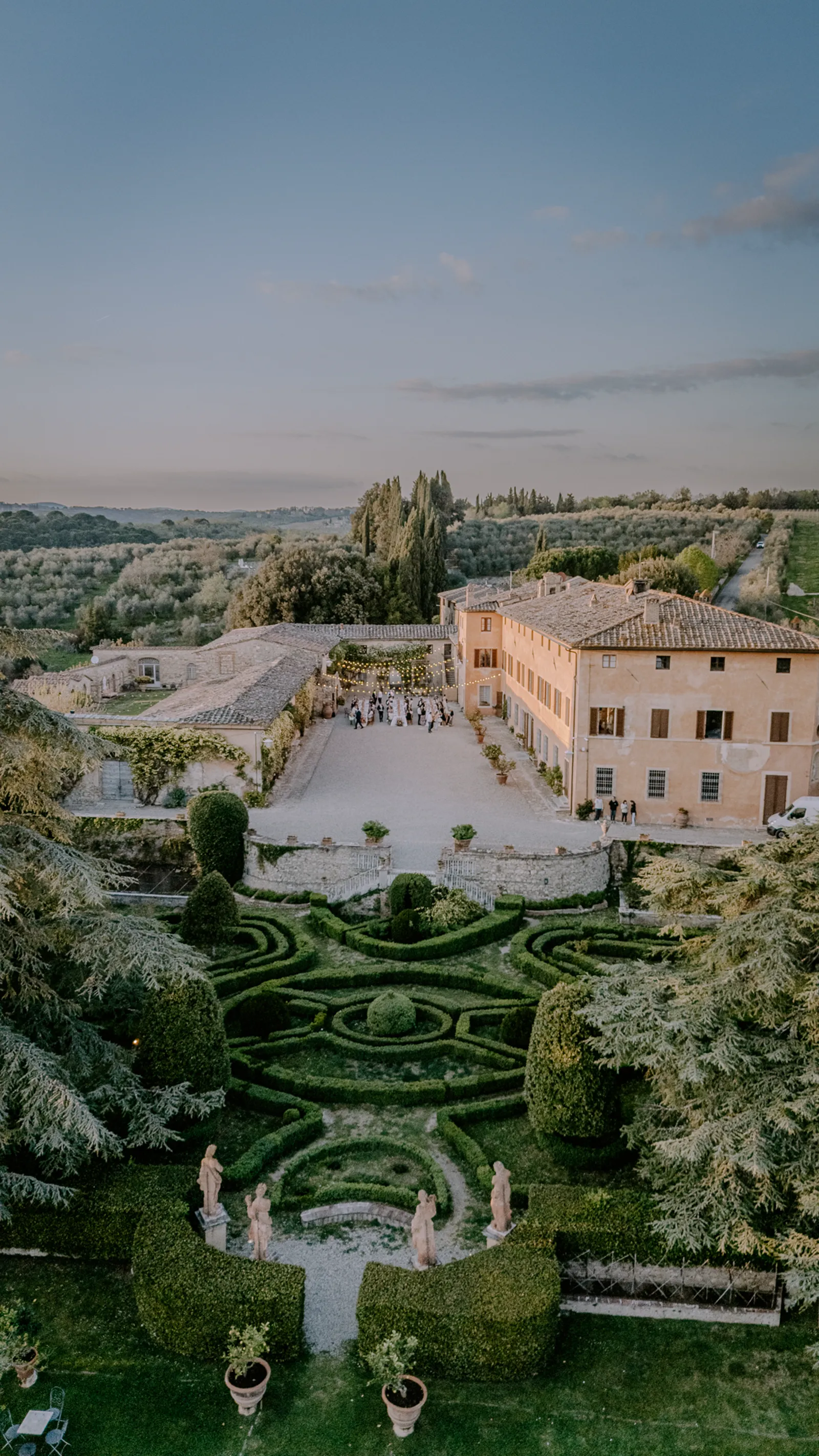 Fotografo aereo drone matrimonio Toscana - vista dall'alto di villa storica con giardino all'italiana al tramonto