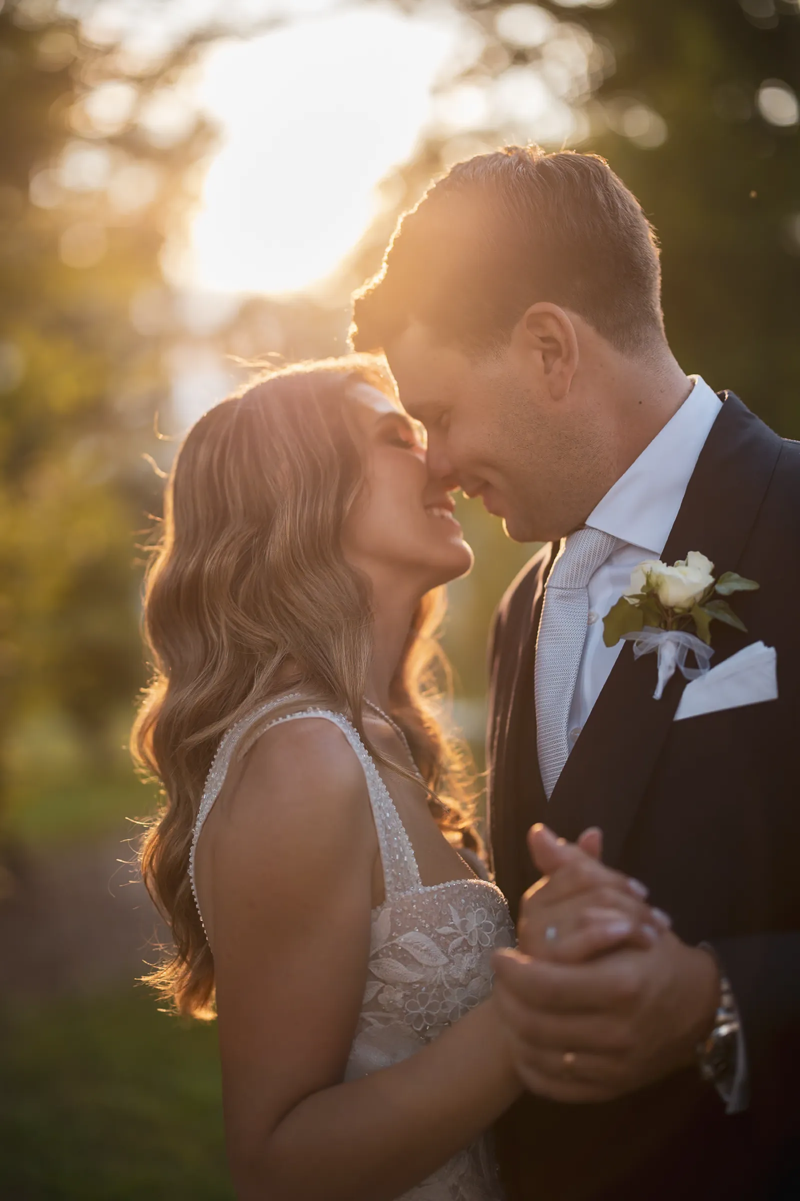 Fotografo matrimoni Firenze e Toscana - sposi si baciano al tramonto in controluce