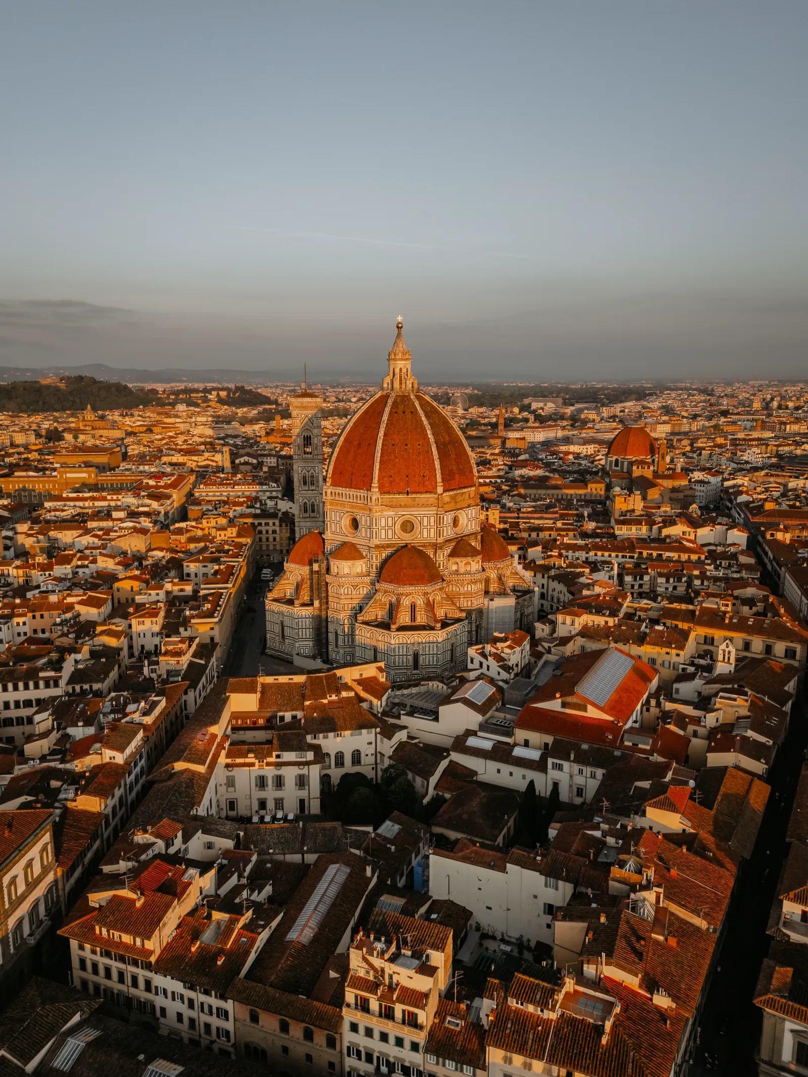Fotografo Firenze Toscana - vista aerea drone del Duomo di Santa Maria del Fiore al tramonto